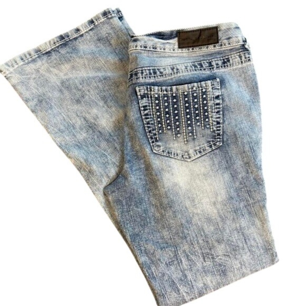 Twentyone Black women's 15/16R stonewashed embellished distressed blue jeans